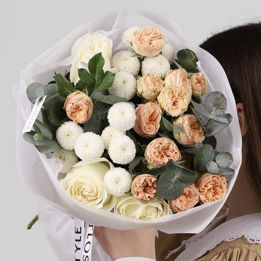 Букет с персиковой кустовой розой model…